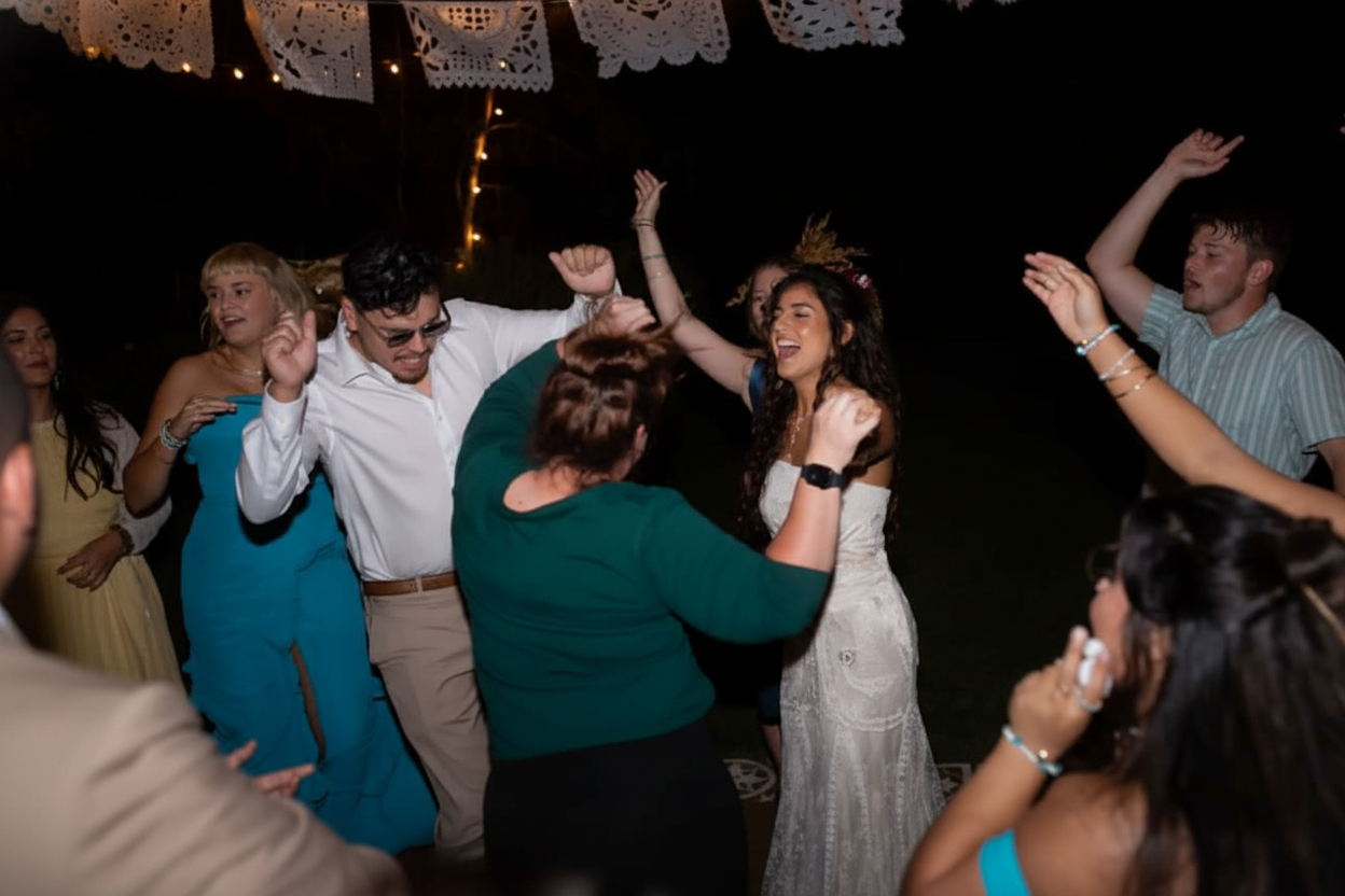 dj-caracol-crowd-dancing